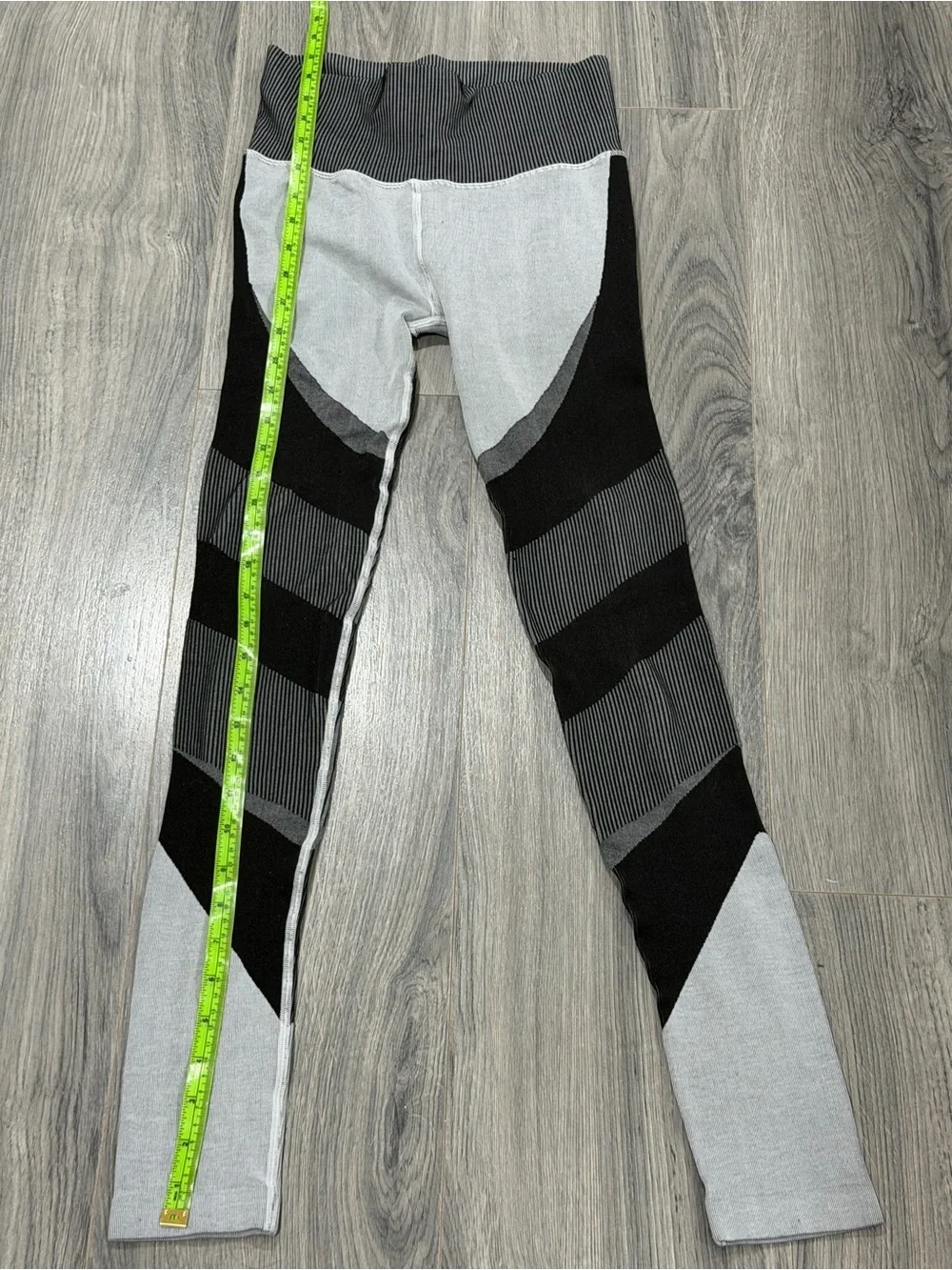 ALO Yoga Girls Grey and Black Patterned Performance Leggings